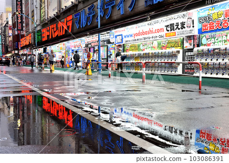 雨天的新宿西口相機店街 103086391