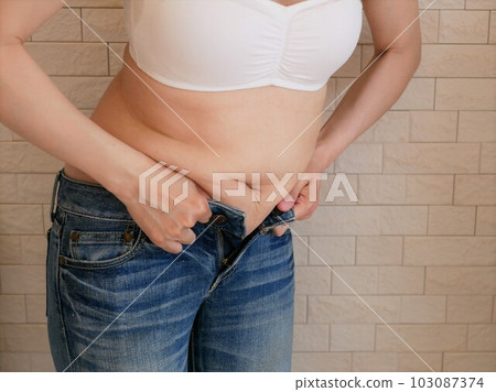 牛仔布用完的年輕女子 103087374