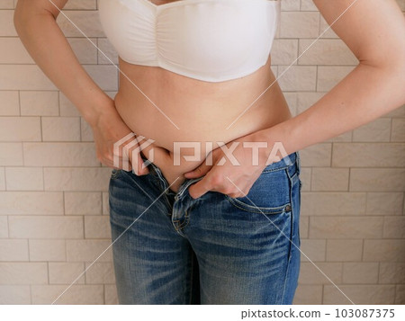 牛仔布用完的年輕女子 103087375