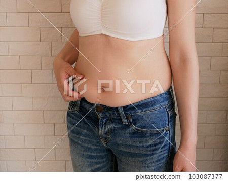 一個擔心她的胃的年輕女人 一個擔心她的胃的年輕女人 103087377