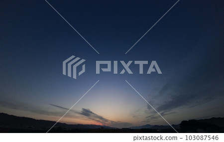 有捲雲的春天黎明天空・超廣角・主要是天空・230511am 103087546