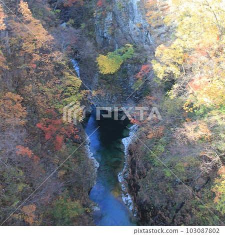 Mountain scenery/Mountains with autumn leaves and a river flowing between them 103087802