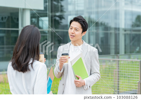 帶筆記本的成人大學生（再教育/再培訓） 103088126