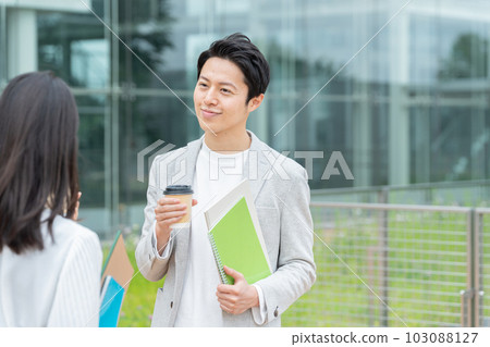 帶筆記本的成人大學生（再教育/再培訓） 103088127