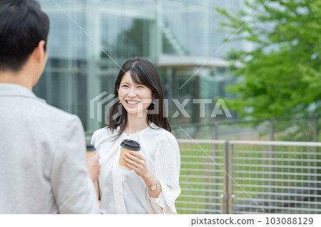 帶筆記本的成人大學生（再教育/再培訓） 103088129