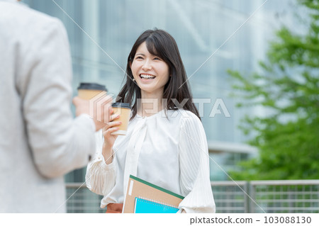 帶筆記本的成人大學生（再教育/再培訓） 103088130