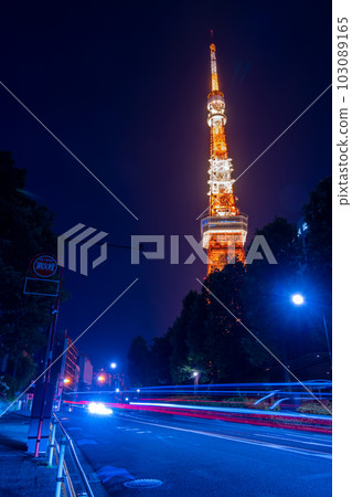 東京的標誌塔在夜空中閃耀著美麗的光芒 | 夜景圖像 | 東京圖像 | 東京都港區 103089165
