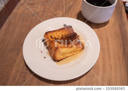 法式吐司咖啡館的早晨甜點 103089365