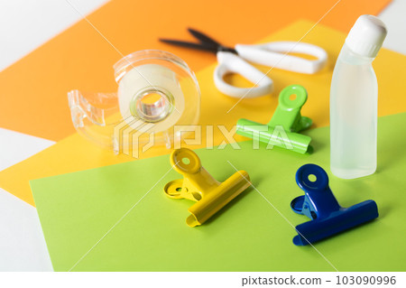 彩色紙和工具 彩色紙和工具 103090996
