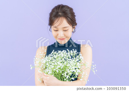 Young woman with haze grass bouquet on purple background 103091350