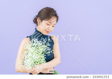 Young woman with haze grass bouquet on purple background 103091351
