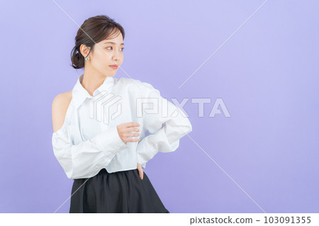 用紫背做皮膚護理的年輕女性 103091355