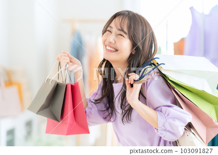 young woman shopping in a store 103091827