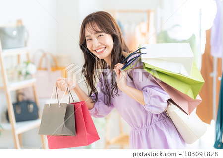 young woman shopping in a store 103091828