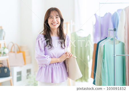 young woman shopping in a store 103091832