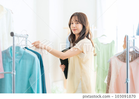 在服裝店工作的年輕女店員 103091870