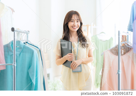 在服裝店工作的年輕女店員 103091872