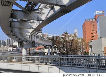 小倉北區中心區的街景(單軌電車和人行天橋之間的立交橋) 小倉北區中心區的街景(單軌電車和人行天橋之間的立交橋) 103094333