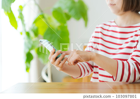 女人操作手機的手圖片 103097801