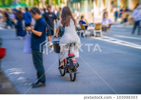 在日本東京城市景觀過渡到 5 級後將近兩週......即使在銀座 Hokoten，更多沒有男人的人也在增加......震驚 / 自行車......= 5 月 21 日 103098303
