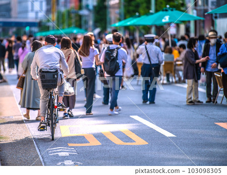 Nearly two weeks after the transition to the 5th class of the Tokyo cityscape in Japan ... More people without a man are increasing even in Ginza Hokoten ... Stunned / Bicycle ... = May 21 103098305