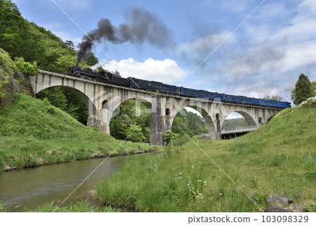 JR釜石線宮森河大橋（梅金橋）SL銀河號 103098329