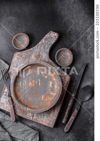 Empty wooden plate, knife, fork and cutting board 103100598