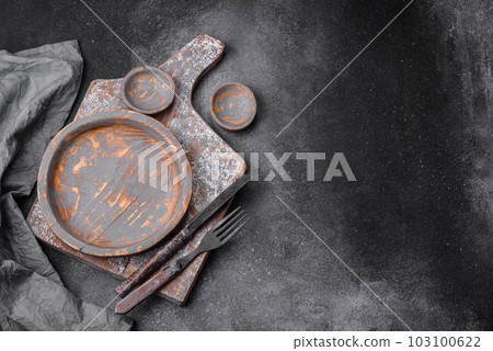Empty wooden plate, knife, fork and cutting board 103100622