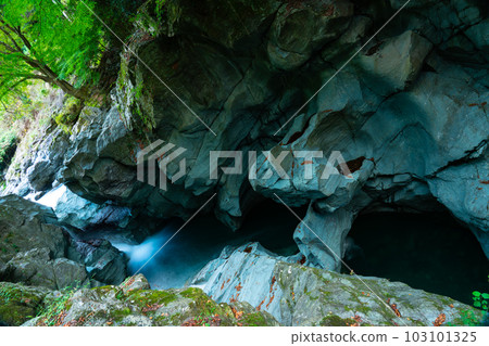 Tokushima Prefecture Designated Natural Monument 15 Dogama, Tsurugi Town, Mima District, Tokushima Prefecture 103101325