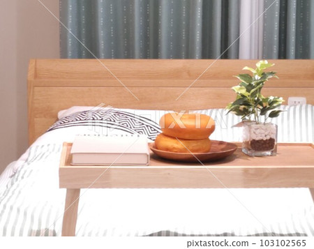 一張可以放在床上的桌子~床用桌子 一張可以放在床上的桌子~床用桌子 103102565