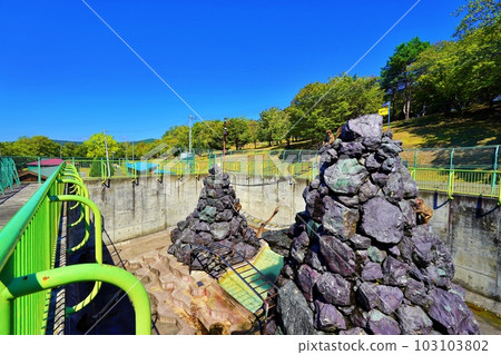 北海道蘆別市旭丘公園動物區猴山 北海道蘆別市旭丘公園動物區猴山 103103802