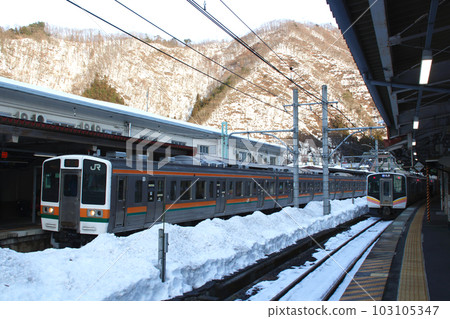 上越線211在冬天在Wataru水道橋站停靠 上越線211在冬天在Wataru水道橋站停靠 103105347