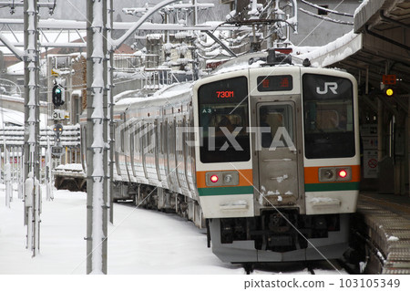 上越線211在冬天在Wataru水道橋站停靠 上越線211在冬天在Wataru水道橋站停靠 103105349