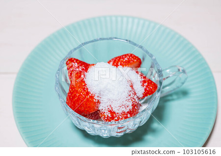 strawberries with sugar 103105616