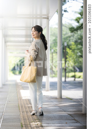 一個美麗的女人上下班或外出仰視的形象 103106883