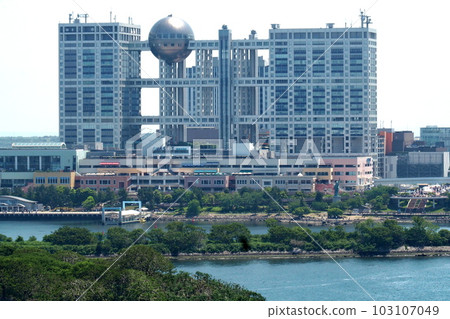 從彩虹橋長廊看到的富士電視台 [東京都港區] 103107049