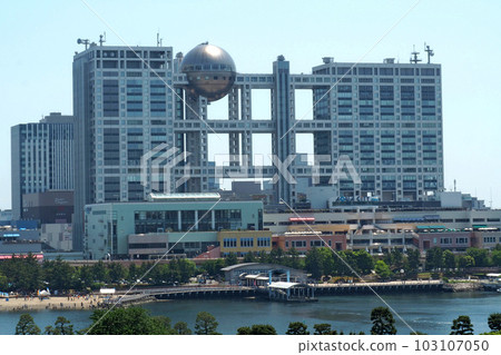 從彩虹橋長廊看到的富士電視台 [東京都港區] 103107050