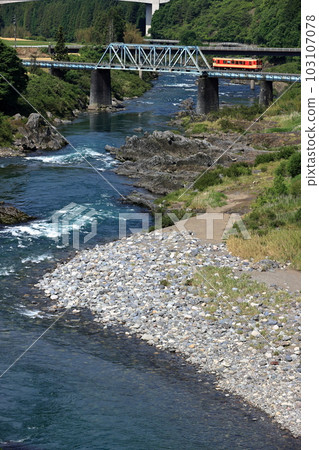 Fresh green Nagara River and Nagara River Railway 103107078
