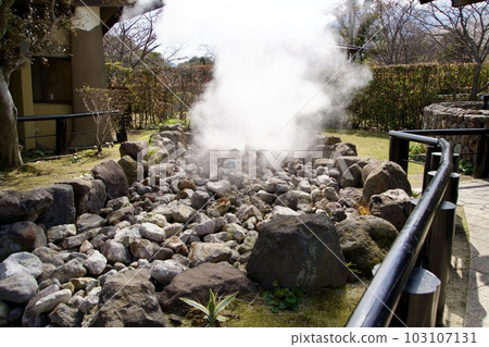 別府大西坊津地獄的岩石地面噴出水蒸氣 別府大西坊津地獄的岩石地面噴出水蒸氣 103107131