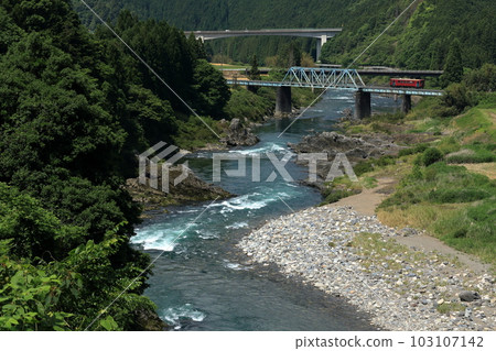Fresh green Nagara River and Nagara River Railway 103107142