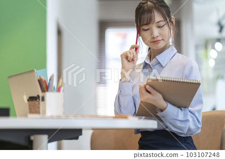 年輕女設計師形象 103107248