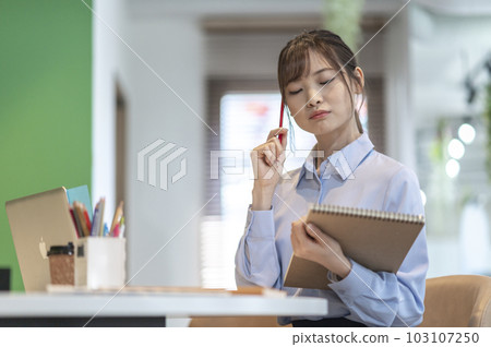 年輕女設計師形象 103107250