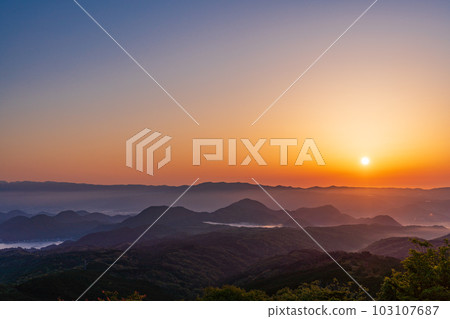 (Shizuoka Prefecture) Sun rising from Hakone mountain range 103107687