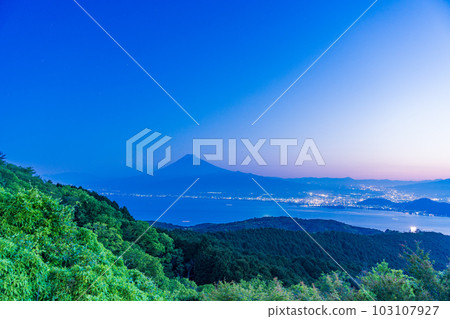 (Shizuoka Prefecture) Dawn overlooking Mt. Fuji from the Izu Darumayama Plateau (Shizuoka Prefecture) Dawn overlooking Mt. Fuji from the Izu Darumayama Plateau 103107927