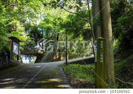 二俁城遺址是位於靜岡縣濱松市天龍區二俁的戰國時期的山城遺址。 二俁城遺址是位於靜岡縣濱松市天龍區二俁的戰國時期的山城遺址。 103108562