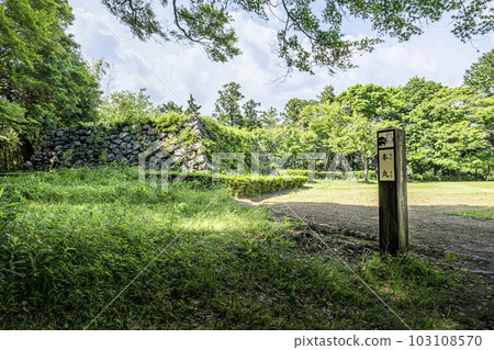 The ruins of Futamata Castle are mountain castle ruins from the Warring States period located in Futamata, Tenryu Ward, Hamamatsu City, Shizuoka Prefecture. 103108570