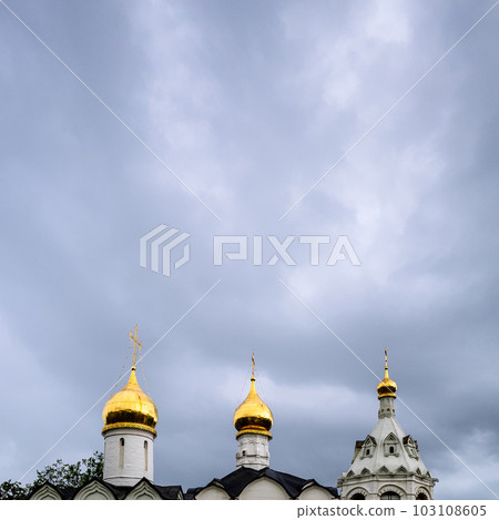 gray cloudy sky over golden domes of churches 103108605