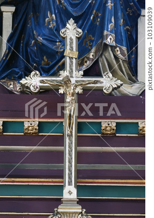Cross on the altar of Virgin Mary in Zagreb cathedral 103109039
