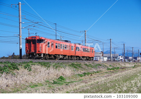 A vermilion diesel train bound for Izumo City runs on the San'in Main Line in the early afternoon. A vermilion diesel train bound for Izumo City runs on the San'in Main Line in the early afternoon. 103109300