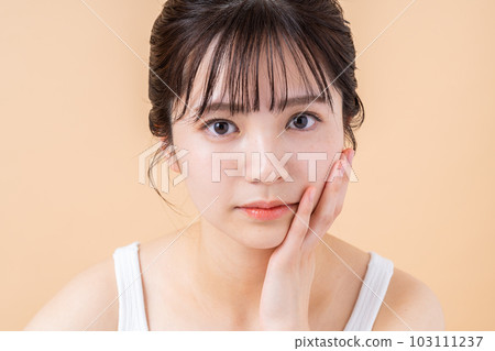 A young woman who feels moisturizing. A young woman who feels moisturizing. 103111237